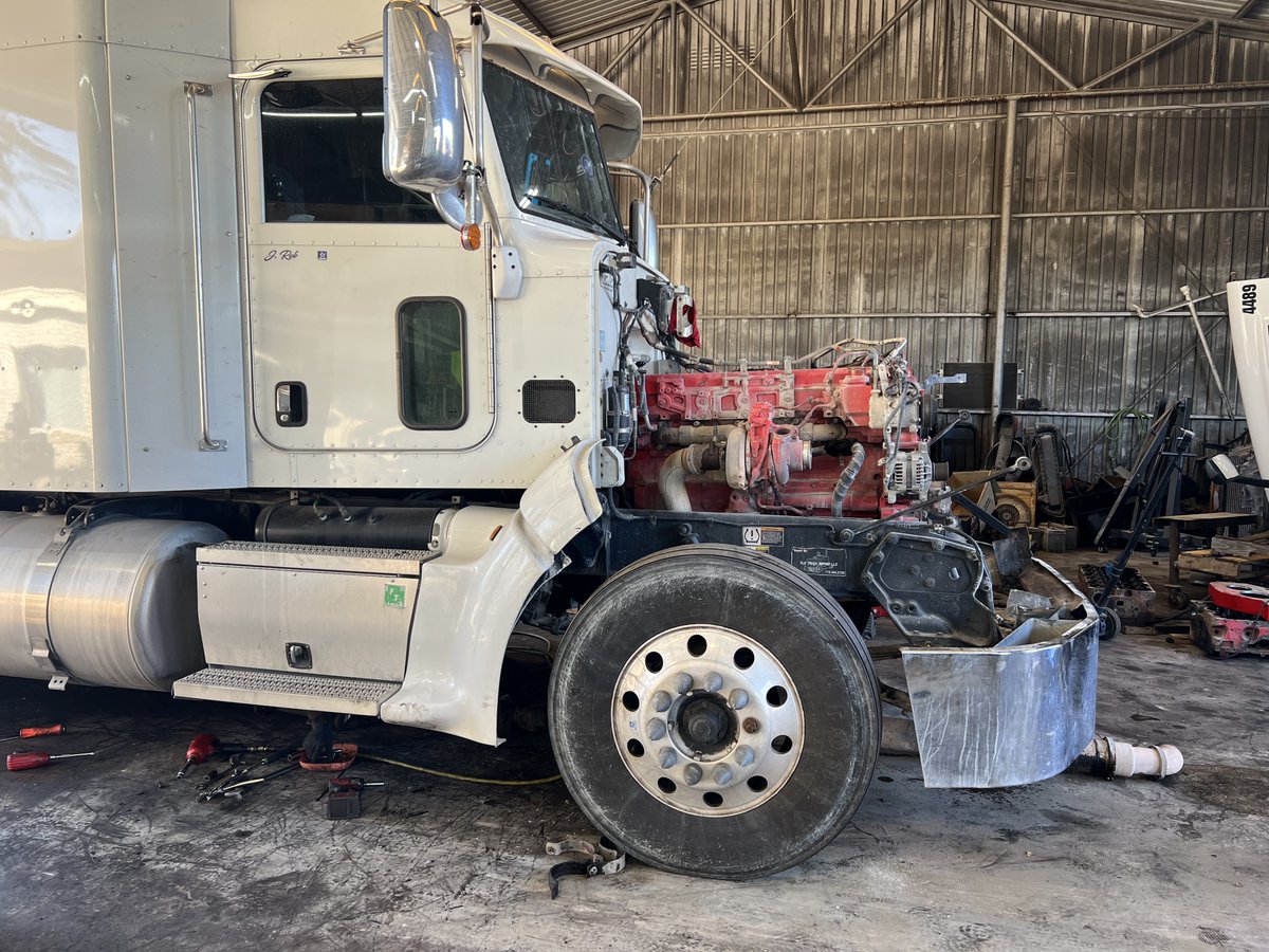 tls_llc's tweet image. Need any type of repairs? We got you, this Peterbilt is getting the engine worked on due to loud knocking noises and oil leaks around the engine block. Are you having the same issue? Bring it down! We are located in Houston Tx. #oilleak #engineblock #freightliner #repair