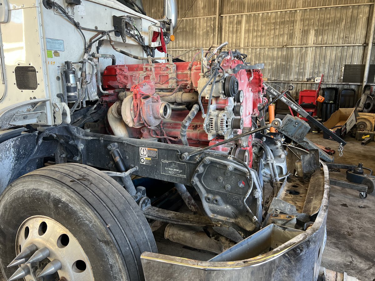 tls_llc's tweet image. Need any type of repairs? We got you, this Peterbilt is getting the engine worked on due to loud knocking noises and oil leaks around the engine block. Are you having the same issue? Bring it down! We are located in Houston Tx. #oilleak #engineblock #freightliner #repair