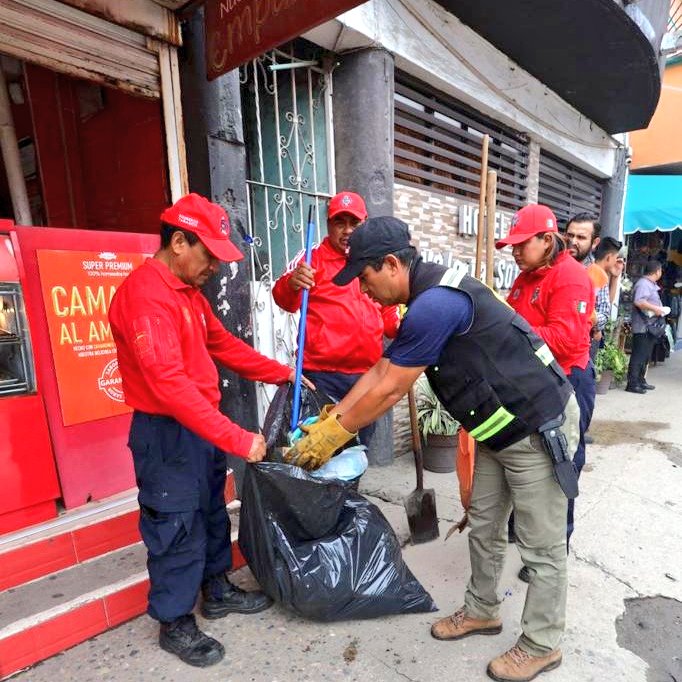 CentroInforma's tweet photo. Personal y equipo del área de Limpia y Recolección de Residuos Sólidos, y de @OficialPCcentro, fue desplegado en calles de la Col. Centro de Villahermosa, como Lamberto Castellanos, Gil y Sáenz -frente al Cárcamo “Méndez”-, Lino Merino y Sánchez Magallanes, para retirar basura y en rejillas y alcantarillas en prevención de las lluvias intensas pronosticadas para este miércoles.
#NoTiresBasura
#HonestidadYResultados