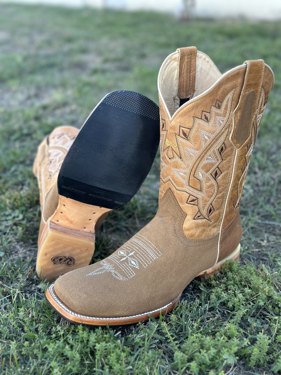 rodeodurango's tweet photo. With a mix of rubber on the leather sole, this boot instantly becomes more durable.
🔍Shop: Tan Nobuck Square Toe Rodeo Boot
In stock & ready for purchase!
shop https://t.co/8URQbGk7MI or link in bio #botasrodeo #artesaniasmexicanas #explorepage #westernwear https://t.co/9vEgAveZaE
