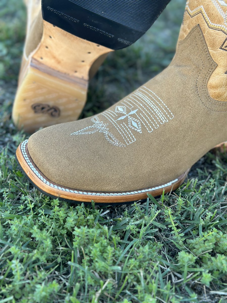 rodeodurango's tweet photo. With a mix of rubber on the leather sole, this boot instantly becomes more durable.
🔍Shop: Tan Nobuck Square Toe Rodeo Boot
In stock & ready for purchase!
shop https://t.co/8URQbGk7MI or link in bio #botasrodeo #artesaniasmexicanas #explorepage #westernwear https://t.co/9vEgAveZaE