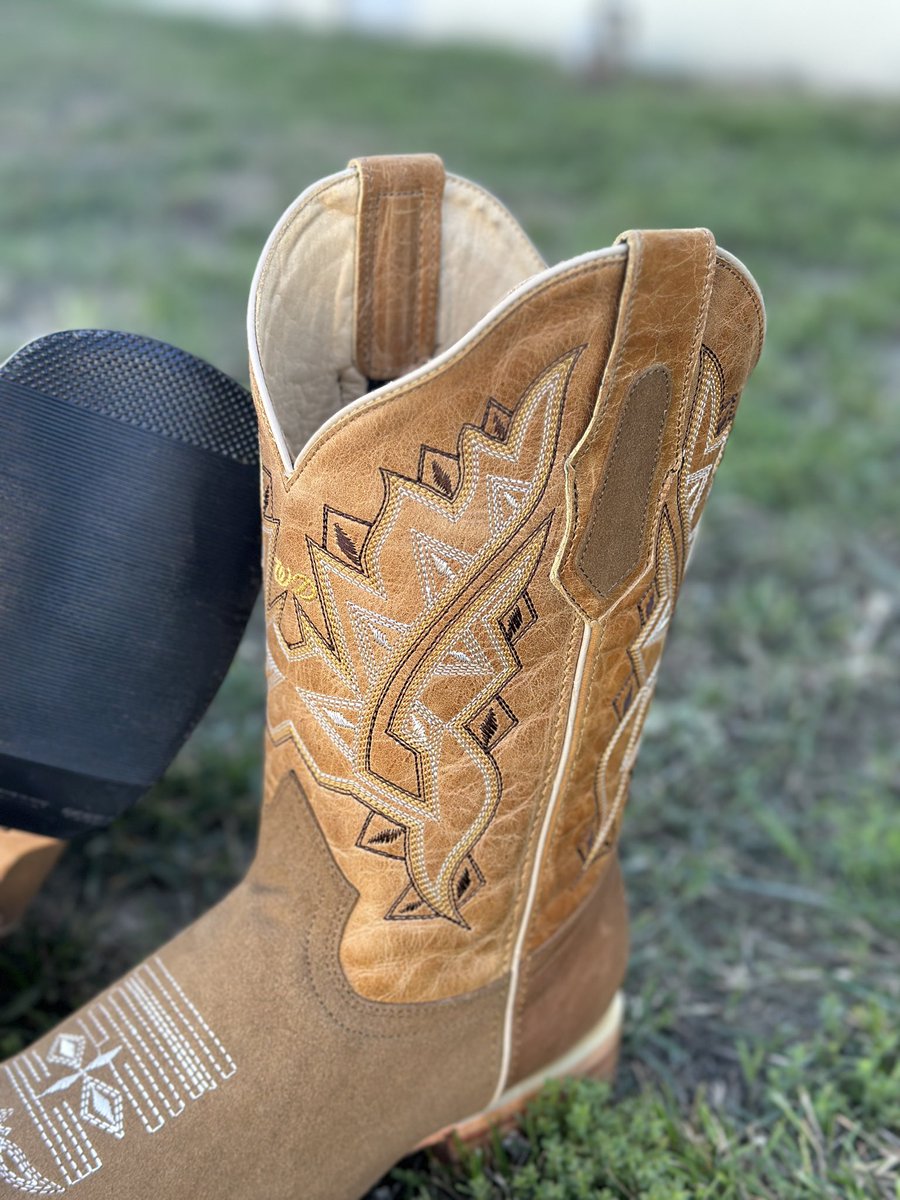 rodeodurango's tweet photo. With a mix of rubber on the leather sole, this boot instantly becomes more durable.
🔍Shop: Tan Nobuck Square Toe Rodeo Boot
In stock & ready for purchase!
shop https://t.co/8URQbGk7MI or link in bio #botasrodeo #artesaniasmexicanas #explorepage #westernwear https://t.co/9vEgAveZaE