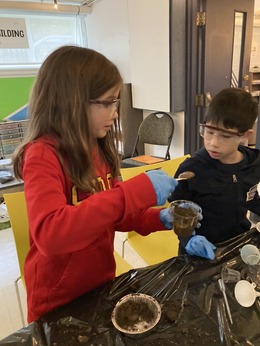 The Gr. 3’s got down and dirty in Science class today, learning about the different characteristics of soil! 🔬 <a href="/StBonaventures/">St. Bon's 🇨🇦</a> #WhatDidYouLearnToday