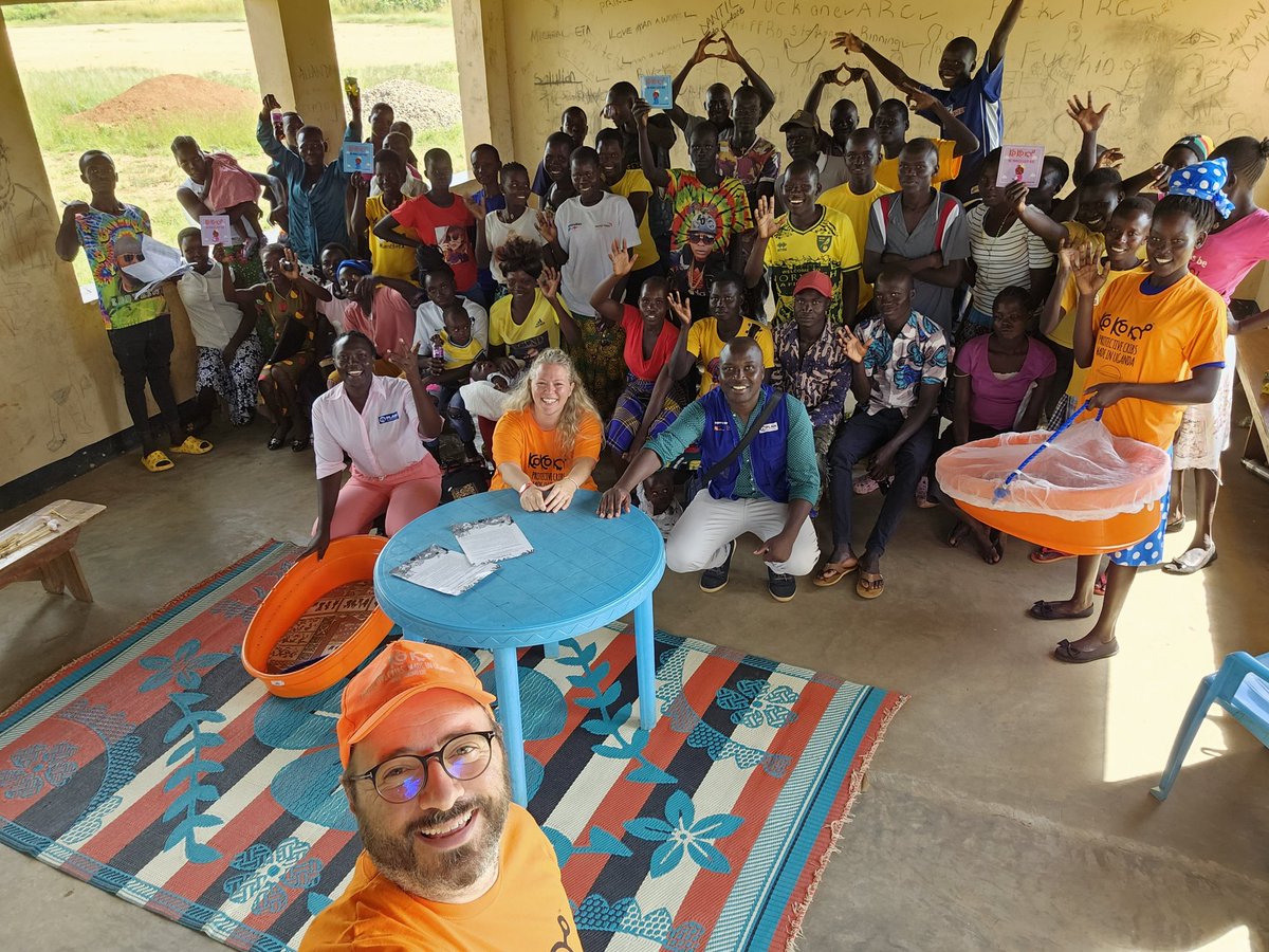 LucioVesentini's tweet photo. Questa é una super cartolina dal campo rifugiati Bidibidi di Yumbe, nel nord dell'Uganda, al confine con il Sud Sudan dove sono stato nelle ultime ore con Lucia Dal Negro a consegnare alcune delle nostre culle #Kokono con il supporto di @PlanUganda.
Come sempre, dobbiamo ringraziare i partner e tutti coloro che sostengono il progetto: nel primo anno dal lancio sono state realizzate in loco e consegnate piú di 2.000 culle...e la produzione prosegue senza sosta! 🙂 https://t.co/iNODK3EwWy