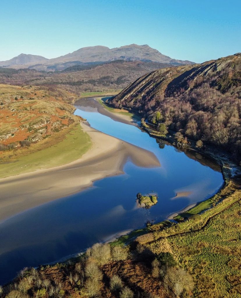 📌 Afon Dwyryd between Llandecwyn and Penrhyndeudraeth. 💙 Afon = River, Dwyryd = two fords. 📸 IG/ Andy Adventurer 🏴󠁧󠁢󠁷󠁬󠁳󠁿 #Eryri #CroesoCymru #VisitWales #Cymru #Wales #VisitEryri #CroesoEryri