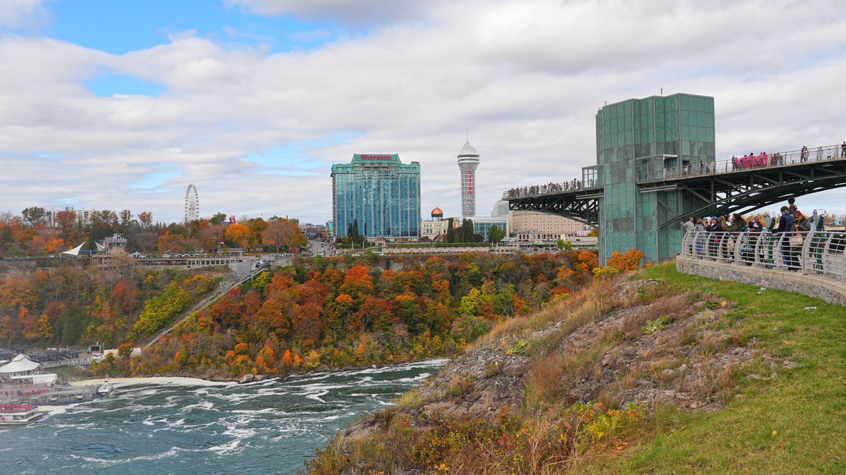 An #autumnScene of the #ProspectPoint #observationTower & @NiagaraFalls in background. #FallColors now past peak and all fading quick! #SheratonFallsView @NiagaraFallsUSA #NaturesColors @WesternNewYork #NYlovesFall #NiagaraFallsStatePark @NiagaraFalls @NiagaraFallsNY