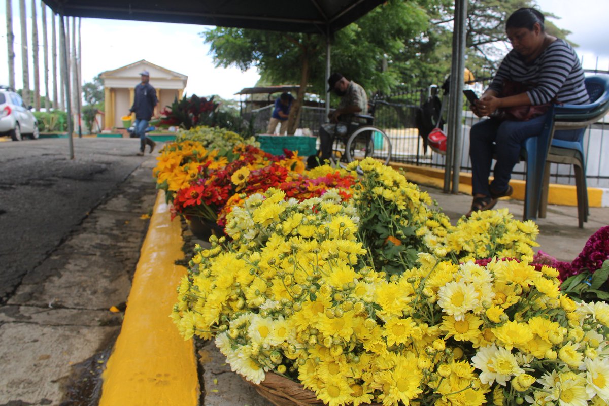 Familias 👪 Masatepinas inician a llegar al cementerio central en vísperas al día de los fieles difuntos desde donde se desarrolla la feria de las flores 💐 ¡ Además se garantiza ambientes limpios y seguros ! 
#2023JuntosVamosAdelante 
#municipiolimpio2023