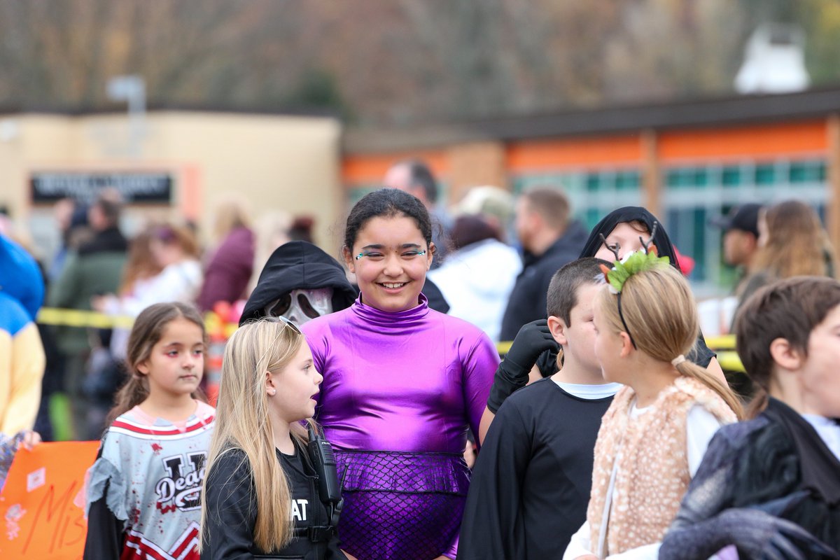 The chilly weather didn't stop our kiddos from enjoying the Halloween parade yesterday morning! We loved seeing everyone's costumes!