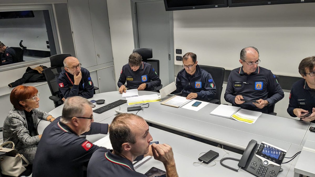 regioneFVGit's tweet photo. 🔴 #AllertameteoFVG: chiuse scuole e trasporto pubblico nei Comuni delle ex province di Gorizia, Udine e Pordenone. Chiusi parchi pubblici, e interrotti i servizi di trasporto pubblico regionale. Sospese tutte le manifestazioni sportive.
👉https://t.co/7BZSlPoJ68
#allertarossa https://t.co/qaLH2uwz28