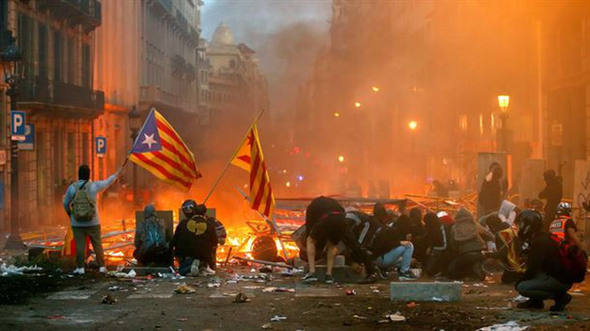 vox_es's tweet photo. Amnistiar a terroristas para borrar la violencia que sufren y han sufrido muchos agentes y los que no se arrodillan ante el totalitarismo separatista es una de las mayores vergüenzas que va a ocurrir en democracia.

Sánchez es un felón y traidor a España.

¡PAGARÁ POR ELLO! https://t.co/SClX489Ysw