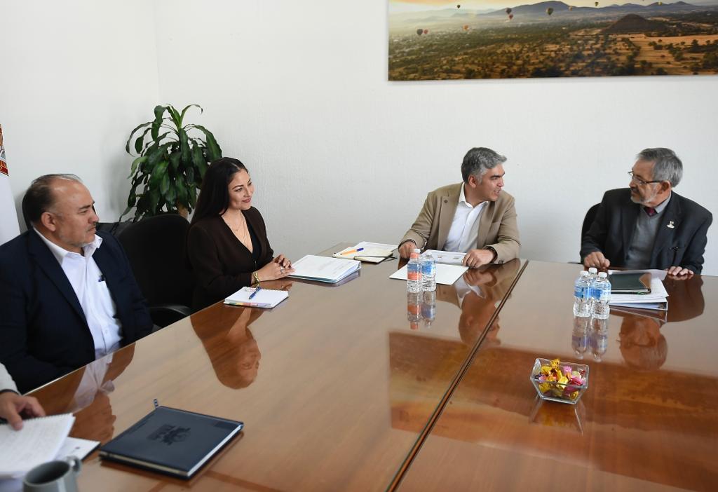 Sesyn_edomex's tweet photo. El Maestro Víctor Sánchez González sostuvo reunión con representantes del @CREDOMEX_EDOMEX para tener presente en el plan de trabajo de la @Sesyn_edomex, la capacidad y potencial de nuestras instituciones educativas.

@SeducEdoMex https://t.co/XktKqi4YpL