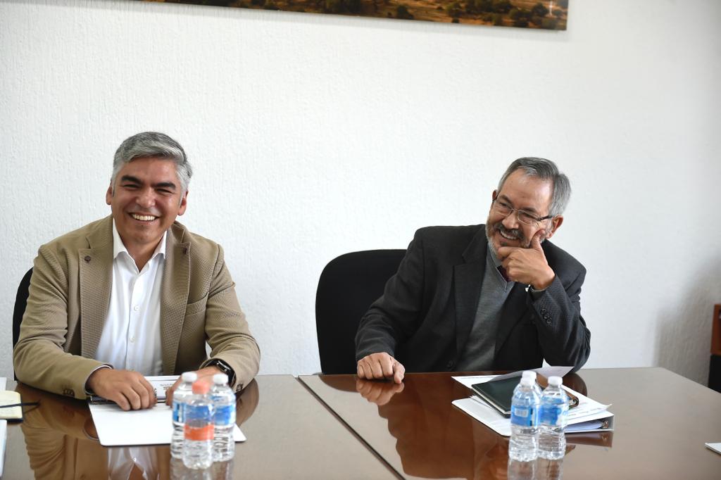 Sesyn_edomex's tweet photo. El Maestro Víctor Sánchez González sostuvo reunión con representantes del @CREDOMEX_EDOMEX para tener presente en el plan de trabajo de la @Sesyn_edomex, la capacidad y potencial de nuestras instituciones educativas.

@SeducEdoMex https://t.co/XktKqi4YpL
