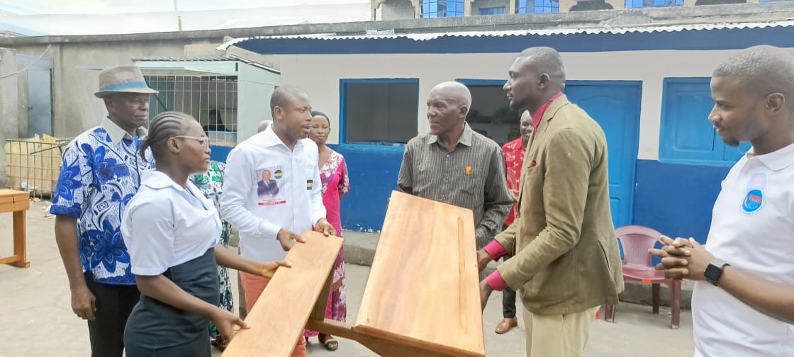 JuniorNdomba2's tweet photo. #INFOS 
Le mariage entre  S.E @Pius_Muabilu et la population de MONT AMBA est toujours scellé,  #MUABILU est réclamer partout et il intervient ds tout les secteurs de la vie pour n'est ps vivre heureux seul,
Le COLLÈGE FRÈRE EMMANUEL STABLUM de LEMBA vient d'être doté des bancs https://t.co/uMOGwoSIhf