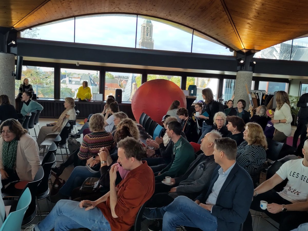 Het congres Community Art vandaag in Zwolse stadhuis; bergen inspiratie, kennis en denkwerk meegekregen. Helder dat Community Art een vaste plek in de Zwolse samenleving verdient; voor meer welzijn en verbinding van mensen. #zgr