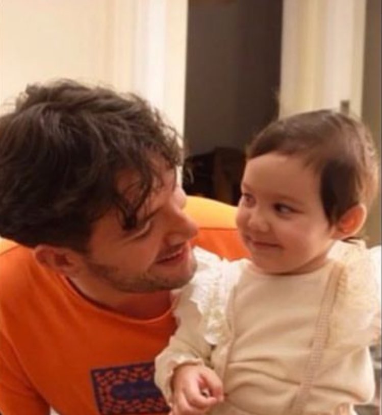 Diğer erkeklere karşı    /    Ona karşı