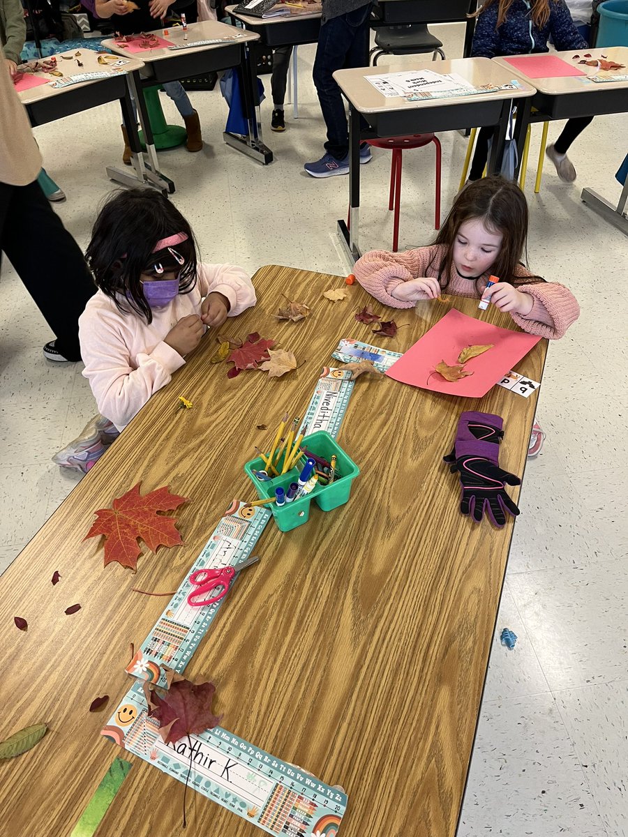 MrsALowe2's tweet photo. Today we went on a nature talk and discussed all that we were noticing during fall. We then collected leaves and made the best leaf people! 🍁😁 https://t.co/SKC93u53Gw