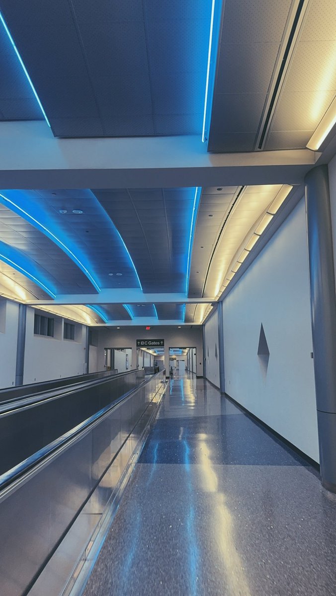 personaIIy's tweet photo. There’s something special about an empty airport late at night. https://t.co/0ACxPbjG9A