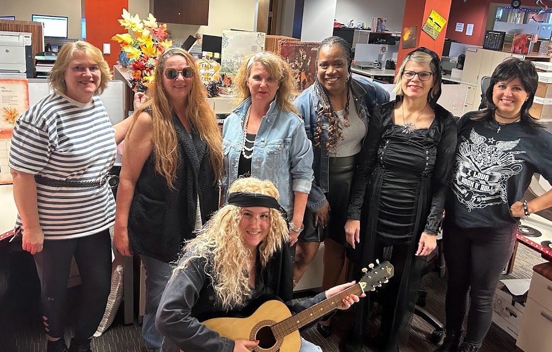 BELFORGroup's tweet photo. BELFOR Birmingham pulled out all the stops for #Halloween2023! π
#BELFORTogether #BirminghamMichigan #Studio185 https://t.co/RUiZyCfTqy