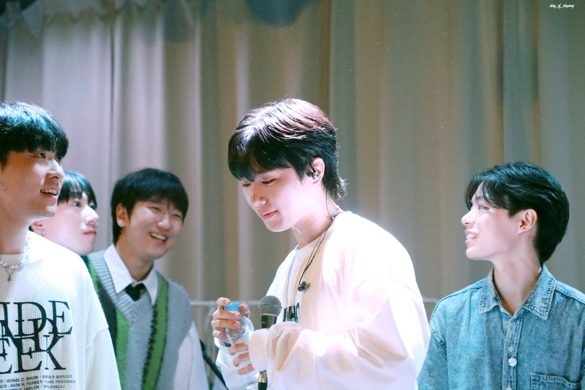 bae_bb_bb's tweet image. 이 사진속 모든 사람이 웃는게 이쁘단 사실에
너무 마음이 감격스러움
상상했던 20대 초반 청춘 그 자체라
너무 이쁨

#달담 #헤이맨