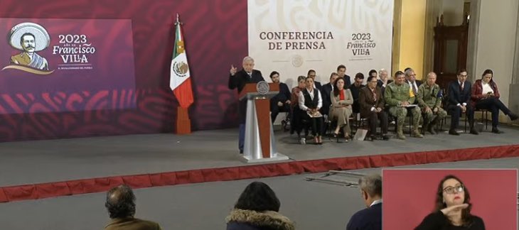 EmilioAlvarezI's tweet photo. La mañanera de hoy exhibe por qué es un gobierno fallido. 

En lugar de estar en la zona de crisis, toda/os quienes integran el Gabinete de Seguridad, están sentaditos y obedientes. 

¿Por qué no hicieron la mañanera en Acapulco? ¿Por qué no hay una sola imagen del presidente o su gabinete con la población escuchando sus carencias? 

¿Por qué temen al “pueblo bueno”?

Justo ocho días antes, quienes hoy están en la mañanera no vieron venir a #Otis, a pesar de que #EEUU lo había informado desde pasadas las 15:00 horas del día anterior.

Habitantes de Acapulco gritan que #Otis le quedó muy grande a @lopezobrador_. Y razón no les falta. Les quedó muy grande la presidencia y el Gobierno. 
#AcapulcoEsGuerrero #AcapulcoEstamosContigo