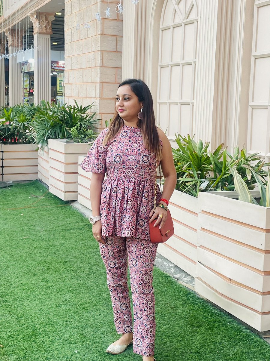 Neerubh68414818's tweet photo. Elegant and graceful 
#beautygracesalon #neerubhardwaj #coordset #outfit #picoftheday #HappyHalloween https://t.co/iJNdBW7KMS