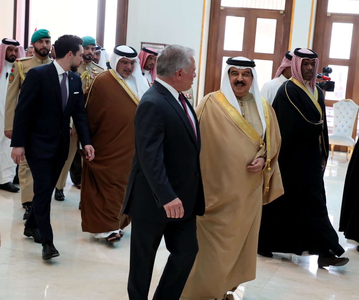 RHCJO's tweet photo. جلالة الملك عبد الله الثاني يؤكد خلال لقائه في قصر الصخير جلالة الملك حمد بن عيسى آل خليفة ملك مملكة #البحرين ضرورة وقف الحرب والعمل نحو هدنة إنسانية في #غزة، بحضور سمو الأمير الحسين بن عبدالله الثاني، ولي العهد 
#الأردن 

تفاصيل: 
https://t.co/LENGzwN1se https://t.co/Or63HIDnFq