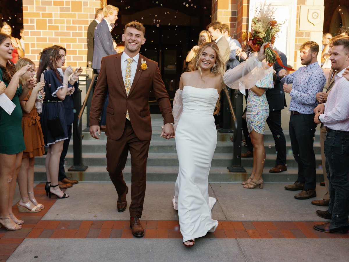 If you or someone you know is in the market for a photographer, send them Clare’s way! You can check out her website at clareellerbeephotography.com or find her on instagram at clare.ellerbee.photo.

📸: jessielee.co