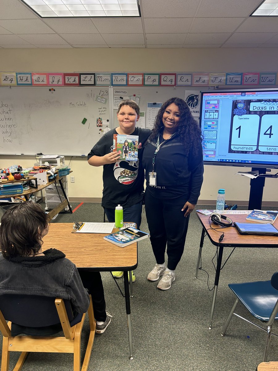 MsHauleMSW's tweet image. One of students, also of the Tlingit tribe, receives a copy of Journey of the Freckled Indian by Alyssa London. #Tlingit @alyssaklondon @EverettSchools @EPS_EvergreenMS