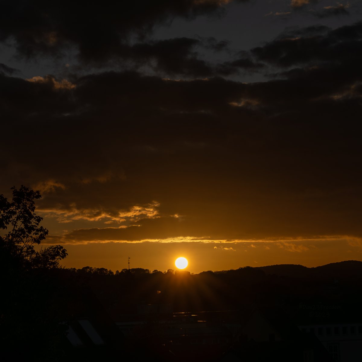 📷 1/1000 sec at f/19, ISO 100, 75 mm (28-75) #dan23freedom
#skyporn #sunset_lovers #sunsets_oftheworld #loves_skyandsunset #sunsets_captures #goldensky #sunsetshots #sunsetmadness