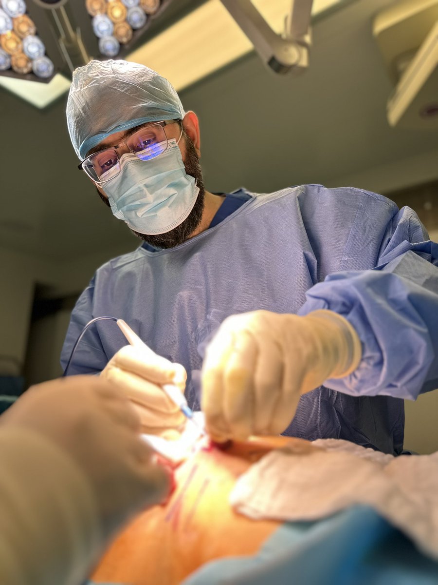 التثدي او تضخم منطقة الصدر عند الرجال تحدث بسب التغيرات الهرمونية إما خلال مرحلة البلوغ او عند الرياضيين بعد اخذ الهرمونات ) Anabolic steroids) ,,,خلال  احدى عملية أزالة الجاينو بجرح تجميلي مخفي 
#الفن 
#والإتقان عندما يجتمع