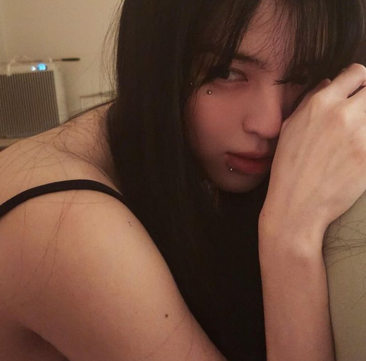 Trying to attract your attention with my attractive gaze, my appearance decorated with a series of piercings gives off a naughty and rebellious impression.