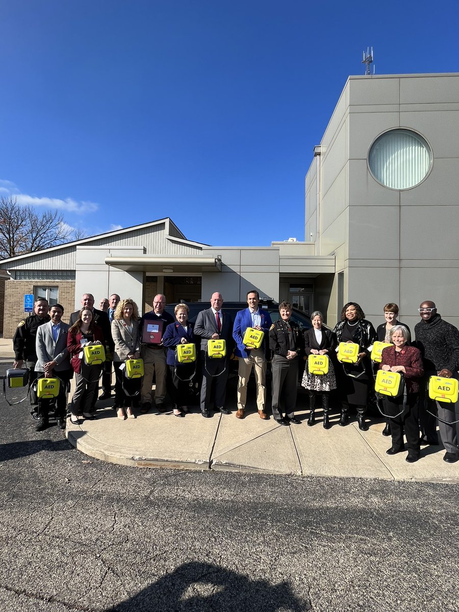 DeniseDriehaus's tweet photo. In an effort to save lives with the help of partners, including @hcso_org @ChristHospital @CincyRotaryClub @HamiltonCntyOH and many others, all of our Sheriff Deputies will now be equipped with AEDs in their patrol cars. #ProjectHeartRestart https://t.co/WA0ZyK9t8f