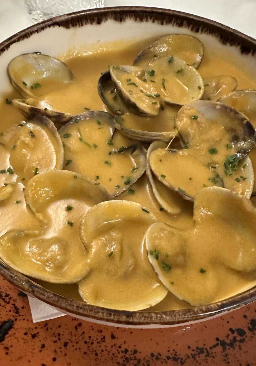 Hacía mucho tiempo que no comía en Pazo Coruña pero recordaba perfectamente el sabor de su merluza a la gallega 🥰
En esta ocasión la hemos acompañado con unas (soberbias) almejas a la marinera, y un vinazo de <a href="/DehesaCarrizal/">Dehesa del Carrizal</a> … ¿hace falta algo más?

#ReComiendo #PazoCoruña