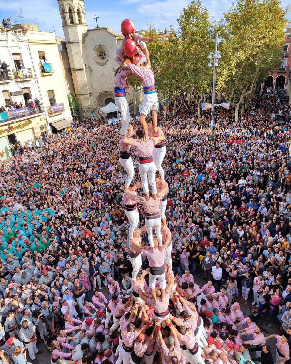 xiquetstgn's tweet photo. TRIPLETA DESCARREGADA PER TOTS SANTS💥

Tots Sants, la plaça de la Vila, Vilafranca… 
Avui era el dia per demostrar que sí, que ho tenim i ho sabem fer.
Gràcies per fer-ho fàcil, Colla!

❤️

Enhorabona @verds per aquesta fita històrica i @capgrossos @borinots per aquesta diada! https://t.co/5tOalnanD3