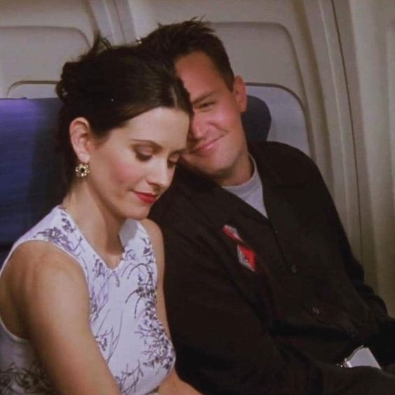 rossgellxr's tweet image. "obrigado courteney cox por fazer o mundo pensar que alguém tão bonito se casaria com alguém como eu" to desolada