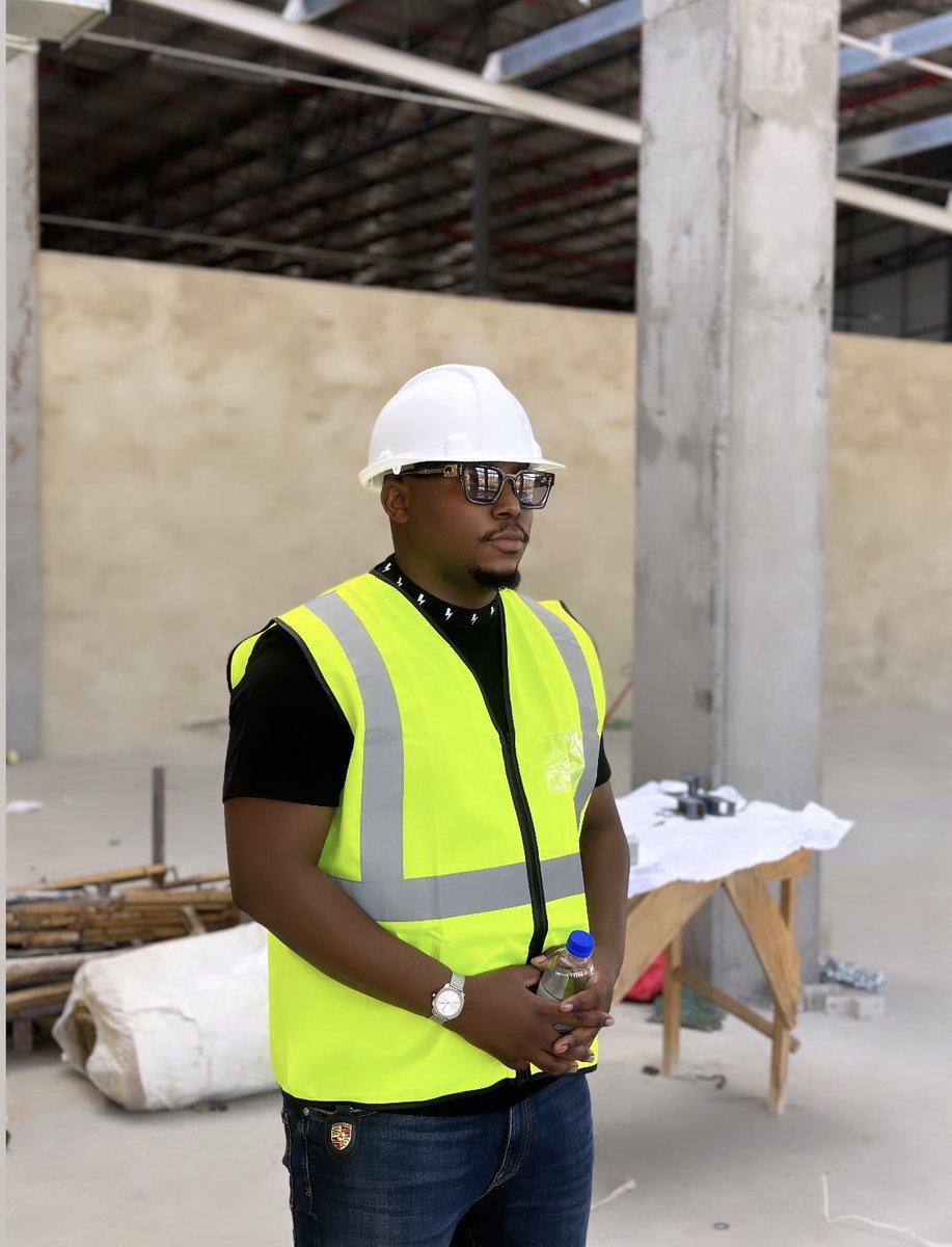 theo_baloyi01's tweet image. #SiteVisit 🏗️ 🚧 🦺 

Easy to dream a dream, though it’s harder to live it.