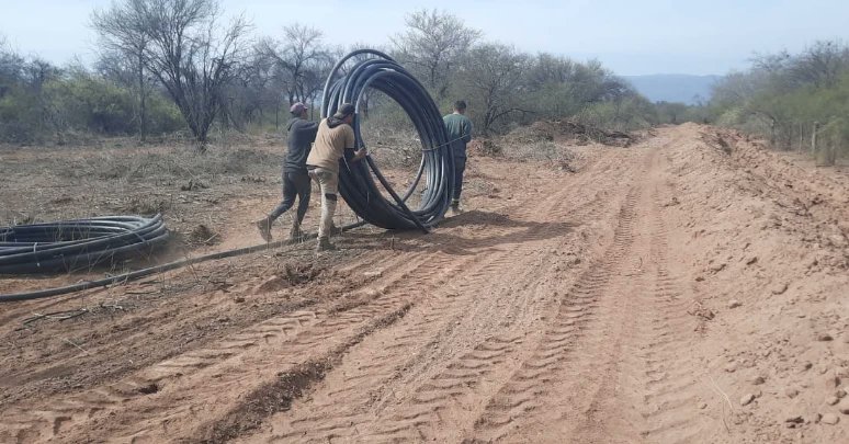 MinAguaYEnergia's tweet photo. #ObrasQueridas| ❤️

📌En Solca: Avanza obra de ampliación de red de agua potable.

Como lo solicitó el gobernador @QuintelaRicardo Ricardo Quintela, desde el Ministerio se desarrollan diferentes acciones a fin de garantizar el servicio de agua potable en Juan Facundo Quiroga.⤵️ https://t.co/Yx9zIc0fNc