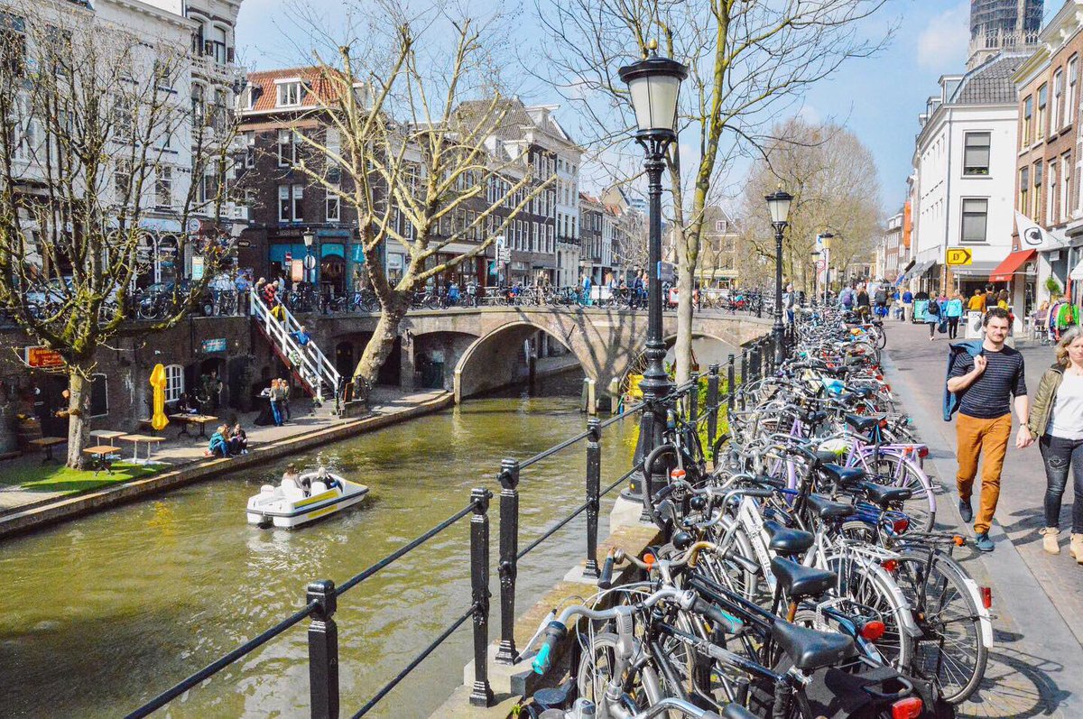Twenty parking spaces along Utrecht's Oudegracht canal will soon be removed to make room for 154 bicycles, among other things. 

This is part of the municipality's plan to make the city centre more car-free every year.

duic.nl/algemeen/twint…