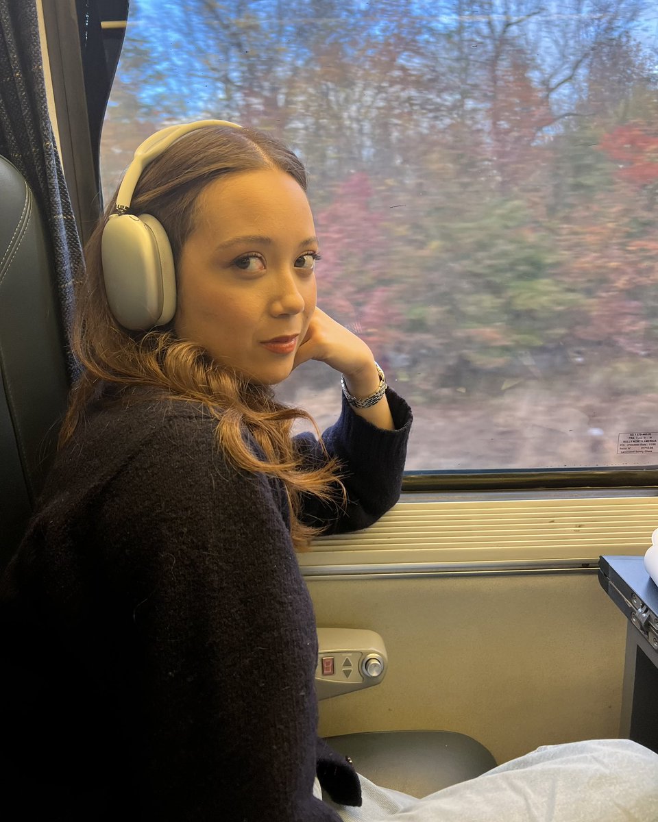 laufey's tweet photo. My new song Christmas Dreaming is out Friday!!🎄✨ A Very Laufey Holiday commences now x https://t.co/5LqS1EjAeD https://t.co/wlOuDbIWbU