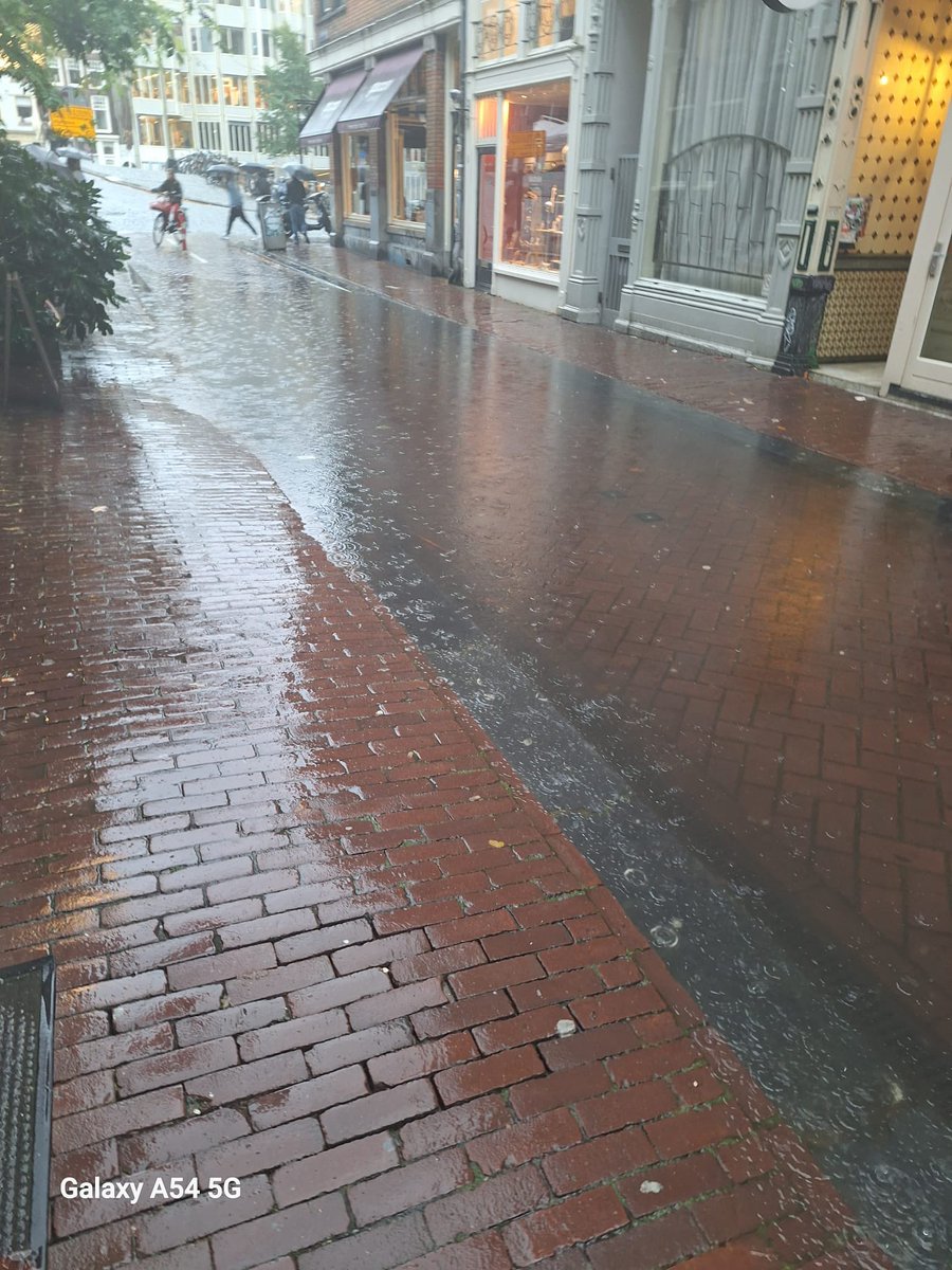 XyronPro's tweet photo. Oude Leliestraat verzuipt en niemand doet wat! https://t.co/g5oZefimR0