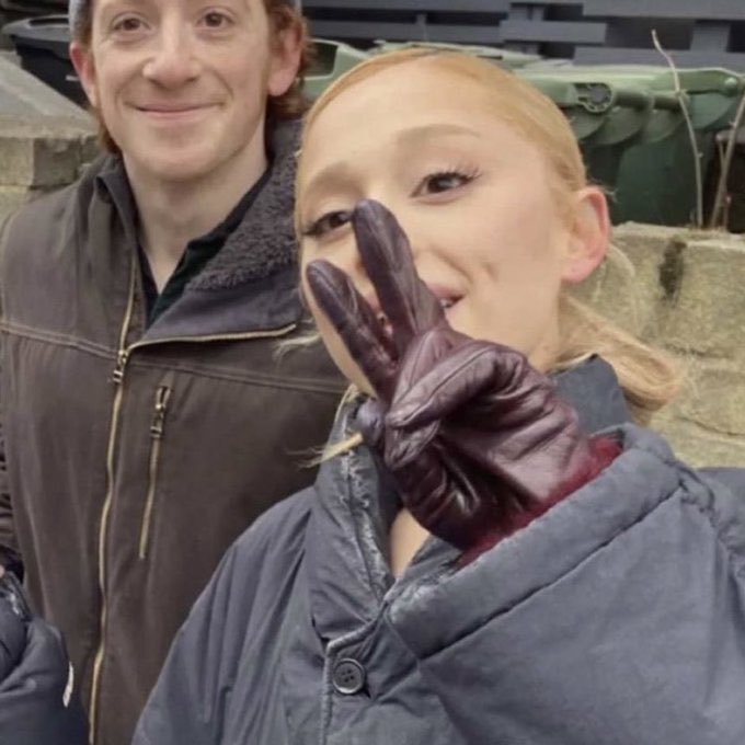 arianagrandebr's tweet image. Ariana Grande sente-se mais segura e capaz de ser ela mesma em seu relacionamento com Ethan Slater, afirma fonte ao TMZ.

“Ela tem se divertido mais e saído com mais frequência ultimamente”