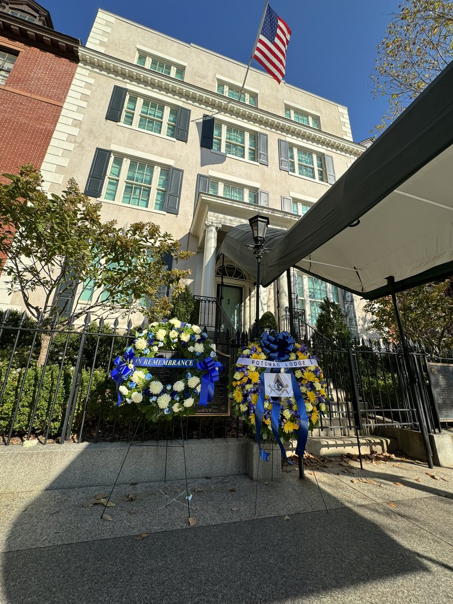 PenguinSix's tweet image. 73 years ago today Officer Lesley Coffelt gave his life to protect President Truman from an assassination attempt. While most of Washington has forgotten, the Secret Service remembers his sacrifice every year at sunrise.