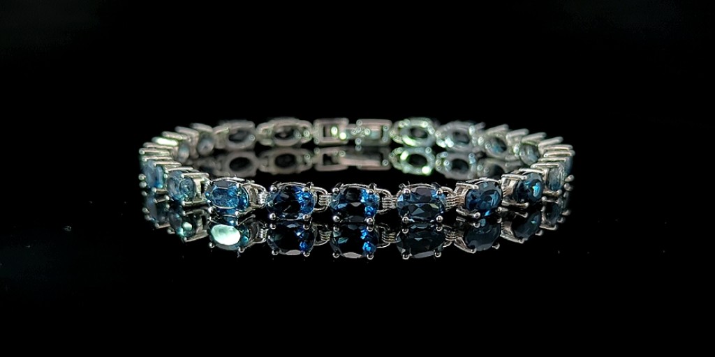 Tennis Bracelet with London Blue Topaz
Origin: Thailand

A touch of luxury🤩 with this Oval Tennis Bracelet! Crafted with Sterling Silver and embellished with London Blue Topaz.
#WanderlustJewelry #sterlingsilverjewelry #londonbluetopaz #ovalbracelet #luxurybracelet