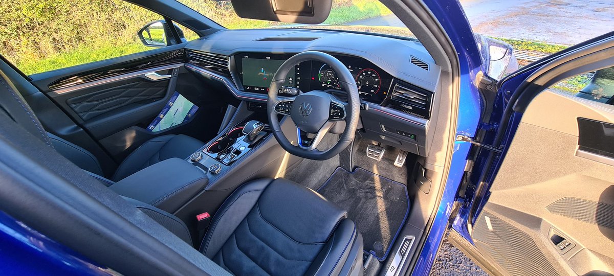 MttRbnsn's tweet photo. Finished the day with this ยฃ81,895, 462hp @VWUKPress #Touareg #R #PHEV. Just the visual changes, really - no major mechanical updates.
Also, skies have cleared. Where has Storm Ciarรกn got to? ๐ค #infamouslastwords https://t.co/ZnX8AoxDhX