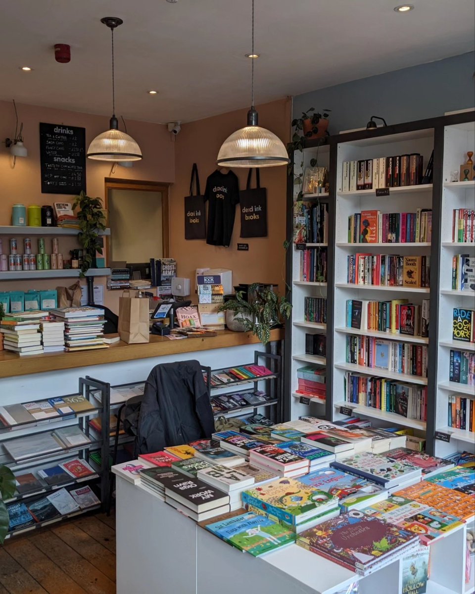Little pilgrimage to @DeadInkBooks on Smithdown Road. I'd been meaning to visit since landing on Merseyside earlier this year. Class little shop with cool live author events showcasing the cutting edge of indie press activity. Give them a deeks!