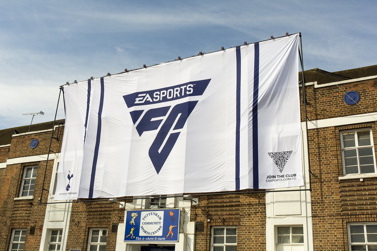 TottenhamSports's tweet photo. Here at #TottenhamCommunitySportsCentre were happy to be a part of #EASportsFIFA #relaunch #EASportsFC. Check out the gigantic flag!
Thanks to @EASportsUK #UncommonCreativeStudio #BennyEveritt https://t.co/XrrypEs3Bo