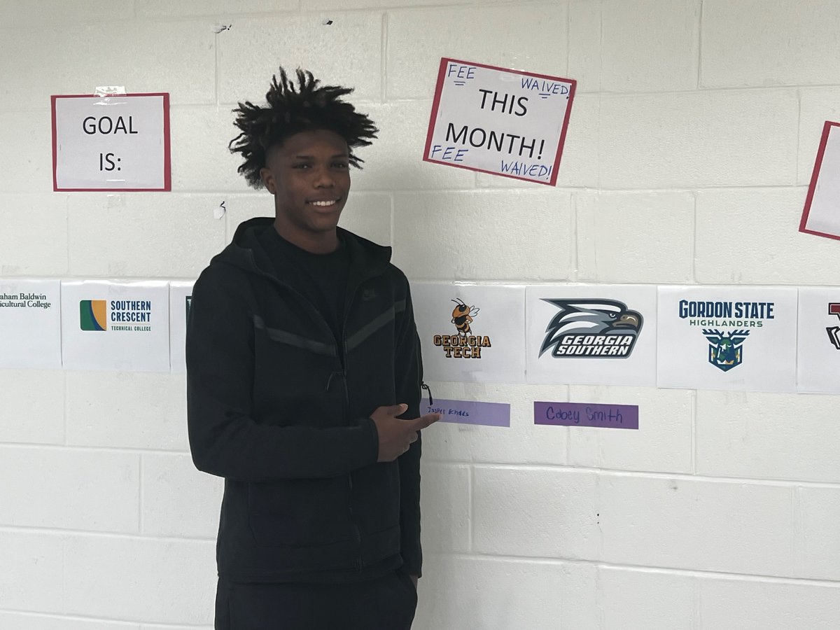 SmithLoveEdu's tweet photo. It's fantastic to see our Seniors proudly representing their future schools during College Acceptance Week! 🎓🙌 #CollegeAcceptanceWeek #LearnInHenry @IA_HCS @mmhuffman22 https://t.co/sTC5Gobgek
