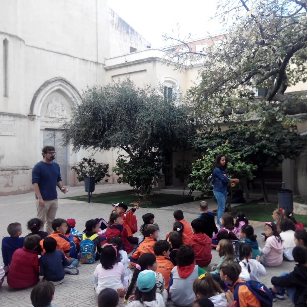 BenaluaTemplete's tweet photo. Como cada curso, la Asociación de Vecinos «El Templete» participa en la ruta guiada por el barrio con el alumnado de 2.° de Primaria del CEIP Benalúa. Seguimos manteniendo vivos la historia y el patrimonio del barrio.🔥 #RutaGuiadaBenalúa #Ficus #Criptas #Placeta #PaloBorracho https://t.co/4J9k50LZTx