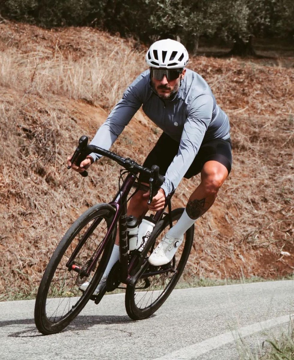 Smooth rides are where it’s at this fall! On the open road here we go 😉🙌🚴.
For more information visit us at: flr.shoes.

#fallrides #roadriding #rideforlife #cyclinglife #FLRshoes #cycling