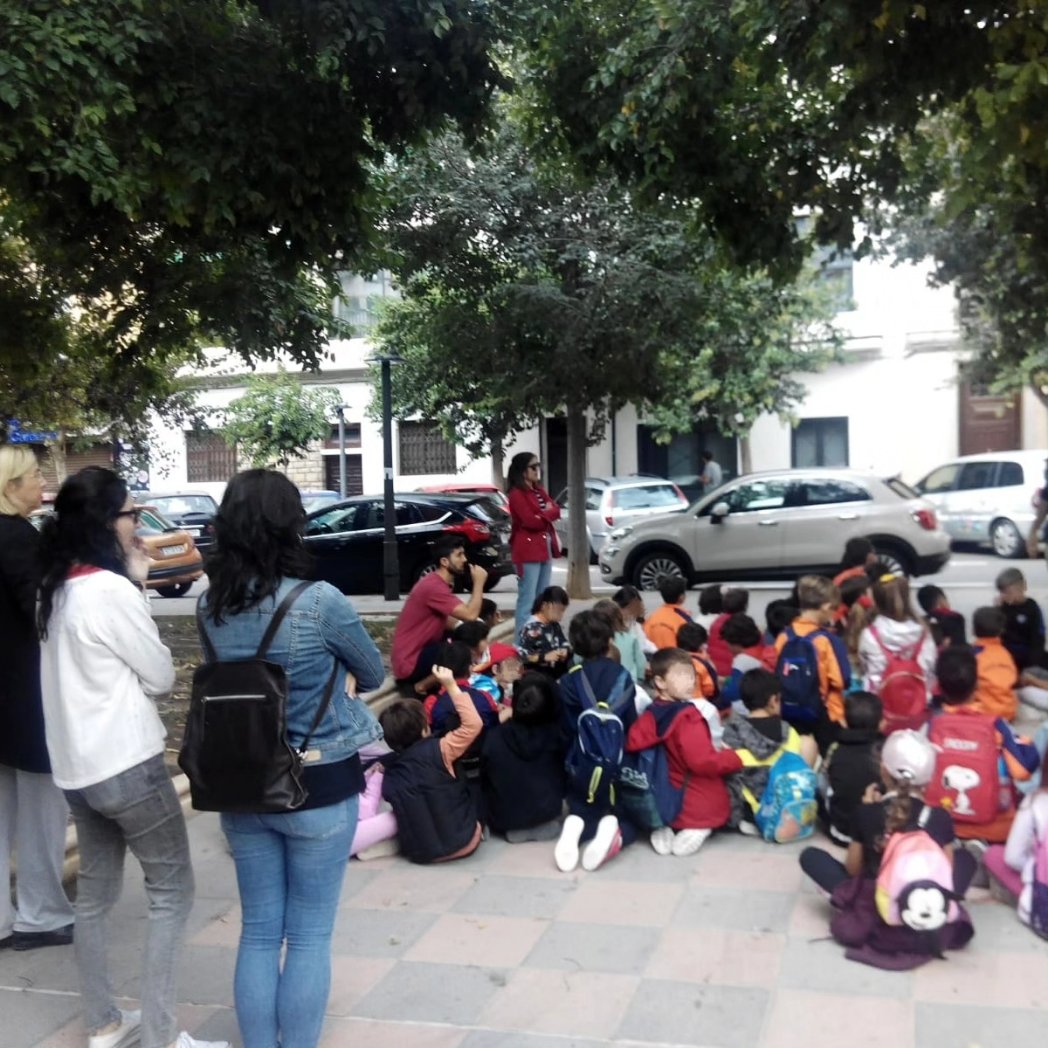 BenaluaTemplete's tweet photo. Como cada curso, la Asociación de Vecinos «El Templete» participa en la ruta guiada por el barrio con el alumnado de 2.° de Primaria del CEIP Benalúa. Seguimos manteniendo vivos la historia y el patrimonio del barrio.🔥 #RutaGuiadaBenalúa #Ficus #Criptas #Placeta #PaloBorracho https://t.co/4J9k50LZTx